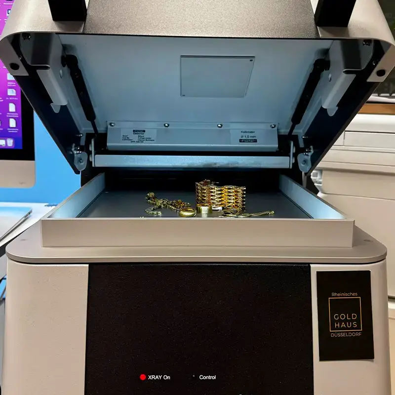 Röntgenfluoreszenz-Analysegerät prüft Goldschmuck auf Edelmetallgehalt