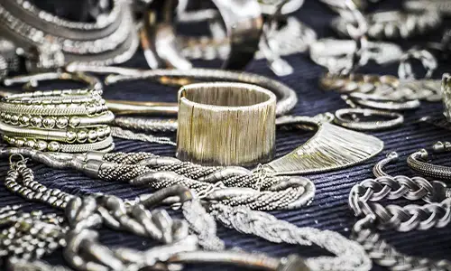 Verschiedene Silberketten, Silberringe und Silberschmuck für den Silberankauf